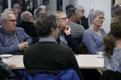 Der blev lyttet intenst til gennemgangen af elementerne i helhedsplanen for Videbæk. En af arbejdsgrupperne har sat en arkitekt fra den kendte tegnestue Henning Larsen til at lave nogle skitser til brug for arbejdet med at søge midler til realiseringen af et »fusionshus« i centrum af Videbæk. Foto: Henrik Ole Jensen