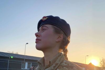 21-årige Emma Christensen har netop været værnepligtig i Forsvaret på Flyvestation Karup. Her i uniformen med den karakteristiske blå baret på hovedet. - Den skal man altid have på, når man er udenfor, hvis man er i uniform, ellers bliver man straffet, fortæller hun. - Indenfor ruller man den sammen og stikker den i lommen. En oversergent belærte de menige om, hvordan de skulle forme baretten. - Man ruller den stramt sammen. Holder den under vand som en lille kattekilling, der skal druknes, indtil der ikke kommer flere luftbobler op. Så vrider man vandet af den, sætter den på hovedet og aer den, fortæller Emma Christensen, sætter baretten på hovedet og aer den ene side, så baretten kommer til at sidde skævt på den helt rigtige måde. Foto: Privatfoto