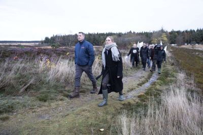 Tilbage i november viste Venstre-borgmester Ib Lauritsen (t.v.) miljøminister Lea Wermelin (S) rundt i området ved Nørlund Plantage og Harrild Hede. Nu har regeringen besluttet at gøre stedet til naturnationalpark. Foto: Tom Laursen