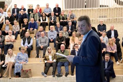 Viggo Mulvad kunne som formand for Vores Ikast glæde sig over et flot fremmøde til årets generalforsamling i Hjertet onsdag aften. Foto: Laila Kempel