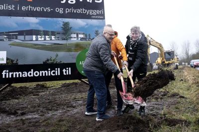 For nogle uger siden blev en af de sidste erhvervsbyggegrunde i Aulum gravet op. Det er Acupanels, der er ved at bygge nyt. Foto: Tom Laursen