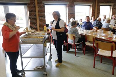 Når klokken er 11.30 om onsdagen i Troldhede er det lig med servering af ugens ret i Troldhede Hallen. Frivillige serverer og Ringkøbing-Skjern Kommune stiller med en medarbejder. Målet er at skabe fællesskab omkring det at spise et måltid og det ser ud til at lykkes og fungerer nu på snart femte år. Foto: Henrik Ole Jensen