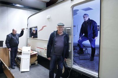 15 medlemmer fra Lions Vildbjerg arbejder på skift på campingvognen. Her er det fra venstre Henning Jespersen, Steen Vilsbøl (i vinduet) Bjarne Jensen og Vagn Jensen, som giver den gas. Foto: Henrik Ole Jensen
