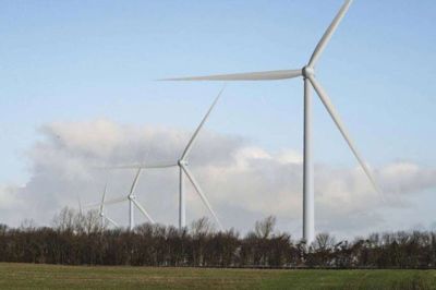 Fire af de syv vindmøller i St. Soels Energipark kaster penge af til Aulum Borgerforening: 80.000 kroner årligt. Foto: henrik Lind Jørgensen