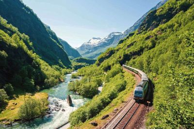 Flåmbanen tager os gennem skarpe sving og forbi vandfald op til den lille fjeldstation Myrdal - en utrolig smuk tur.
Foto: Sverre Hjørvevik