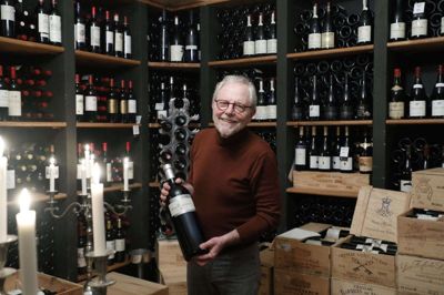 Jan Tinggaard er i gang med at tynde lidt ud i sin samling af vine, og derfor er de på auktion på Samlervine.dk til på tirsdag. Foto: Henrik Ole Jensen