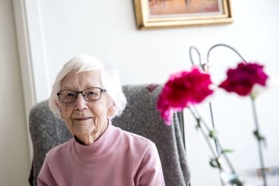 93-årige Gerda Lyngholm er kommet hjem, siger hun. I december flyttede hun ind på Plejecenter Søglimt i Sunds - samme sted, som hun og hendes nu afdøde mand var forstanderpar i 35 år. Foto: Tom Laursen