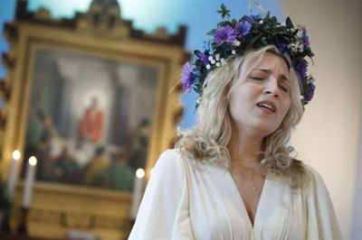 22-årige Taya Lukashova gjorde en fantastisk figur, da hun i går sang for Ukraine til støttekoncert i Herning Kirke. Den unge kvinde bor i dag i København, hvor hun er ved at uddanne sig til operasangerinde. Foto: Henrik Ole Jensen