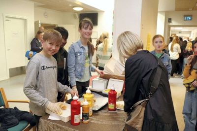 Pølsehornene fra 6. A var en attraktiv vare på Midtjyllands Kristne Friskole i fredags. Her er det Mikkel Rahbæk Korshøj, Elilan Ananthan og Laura Nørgaard Kjeldsen, der står bag disken. Foto: Privatfoto