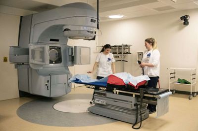Patienterne på Stråleklinik Herning i Møllegade 16 får behandling for deres kræftsygdomme i såkaldte acceleratorer. Når klinikken næste år flytter med til Gødstrup, bliver det på en ny klinik med helt nye maskiner. Foto: malene Tswai