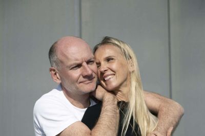 Når Claus og Christina Hembo skal sætte ord på, hvad det er, de to er så gode til sammen, lyder forklaringen helt enkelt, at det, de kan, supplerer hinanden. Han med styr på ideudvikling, økonomi og markedsføring. Og hun som den, der kan omsætte tanker til design og funktionalitet. Og så har de ubetinget tillid til hinanden. Foto: Malene Tswai