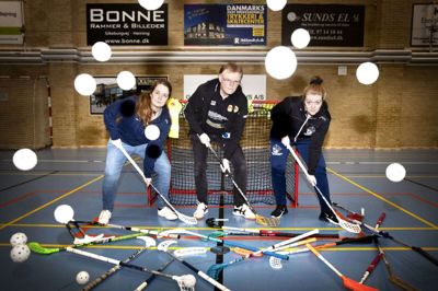 Der er mange floorball-bolde i luften, når man er medarrangør af et ungdoms-landsstævne i Sportscenter Herning. Selv om det er besværligt, så er der en vej, og den følger de tre lokale floorball-formænd Rhandy Dyrholm Nagy, Almind Spelling-Sørensen og Linda Quistorff. Foto: Malene Tswai