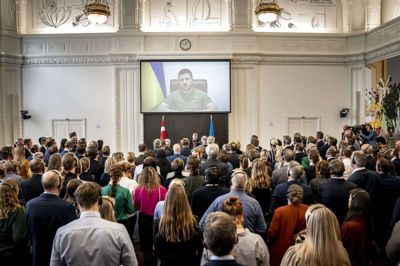 Folketingets medlemmer overværede tirsdag den ukrainske præsident, Volodymyr Zelenskyjs, tale via et videolink. Foto: Mads Claus Rasmussen/Ritzau Scanpix