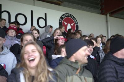 Hundredvis af feststemte skoleelever fra Ikast overværede Danmarks 5-0 sejr over Schweiz. Foto: Malene Tswai