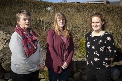 Hanne Marquart med Tove Bøjlesen (til venstre) og Christina Borgen Nielsen, der var de første til at gå i gang med genoplivning. Med det allerbedst resultat, som det ses. - Nogen holdt hænderne over og under Hanne, og så er der lige nogen, der har taget siderne også. Det hele flaskede sig, konstaterer Tove om den forbilledlige indsats og række af heldige omstændigheder, der reddede Hannes liv.