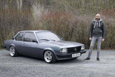 Siden Samuel Pedersen købte sin Opel Ascona i efteråret 2000, har han givet bilen den helt store forvandlingstur. Han vurderer, at han har lagt mellem 4000 og 5000 timer i bilen, som nu er til salg. Foto: Henrik Ole Jensen
