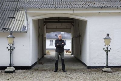 Da Jørgen Frandsen købte Sørvadgaard i 1997, var der ikke gennemkørsel her i porten, men sådan en port skal der være, så det fik han lavet. Foto: Henrik Ole Jensen