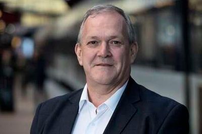 Hvis det skulle gå helt efter bogen, var det faktisk 1. januar i år, Jørgen Dyrendal Rasmussen rundede 40 års ansættelse ved DSB. Men på grund af coronavirus og forsamlingsrestriktioner er det først torsdag 31. marts, han bliver fejret efter fire årtier, der begyndte med en læreplads som trafikassistent i Herning. I dag er titlen regionschef for DSB Ejendomme og Stationsservice. Foto: Klaus Holsting/DSB