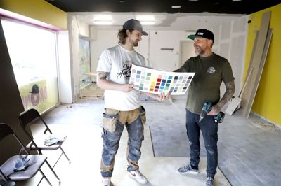 Ejerne af Ink Factory i Herning, Mathias Andersen (t.v.) og Jan Bakdal, er i gang med at renovere lokaler i Bredgade, hvor tattoo-shoppen skal rykkes hen. Foto: Henrik Ole Jensen