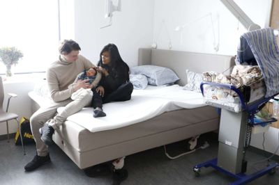 Morten Jensen og Victoria Toxvig blev forældre til deres tredje barn, datteren Emily, i uge 34 af graviditeten og har derfor brugt de seneste par uger på afsnittet med for tidligt fødte på hospitalet i Gødstrup. De har kun godt at sige om afdelingen. Foto: Henrik Ole Jensen