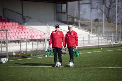 Eilif Dalsgaard (t.h.) og Jens Erik Johnsen har i flere årtier kørt parløb som holdledere på diverse FCM-ungdomshold. - Det har været en kæmpe oplevelse. Man giver meget, men får også noget igen, siger Jens Erik Johnsen. Foto: Malene Tswai