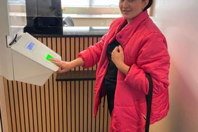 Juliia Vyslotska var tirsdag i Aarhus for at få sine opholdspapirer til Danmark på plads, men har endnu ikke modtaget dem. Hun har fået oplyst, at de er på vej med posten. Foto: Privatfoto