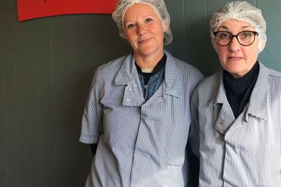 Heidi Krøjgaard (t.v.) og Dorthe Hamborg - to gange 25-årsjubilæum på Danish Crown. Foto: Lene Sejerkilde
