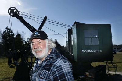 Harald Christensen vil igen sørge for at få liv i den gamle gravemaskine foran Søby Brunkulsmuseum, når en ny sæson åbner i morgen. Foto: Henrik Ole Jensen