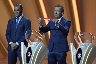 Lothar matthäus trak Danmark op ad bowlen ved VM-lodtrækning. Til venstre er den den tidligere brasilianske landsholdsspiller, Cafú. Foto: Ritzau Scanpix