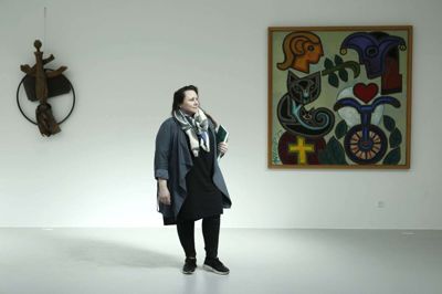 Lotte Korshøj i den del af udstillingen, der er helliget Henry Heerup. Foto: Malene Tswai