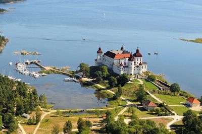 Läckö Slot ligger fantastisk smukt ved søen Vänern. Det gamle middelalderslot fremstår i dag som et vigtigt eksempel på et slot med original barokindretning.