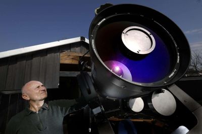 Hjemme i Sørvad har Jan og Kristine Grünberger bygget deres eget observatorium. Det tog en måneds tid at få banket skuret op og støbe en søjle til teleskopet, så det kommer til at stå så stille som overhovedet muligt. Foto: Henrik Ole Jensen