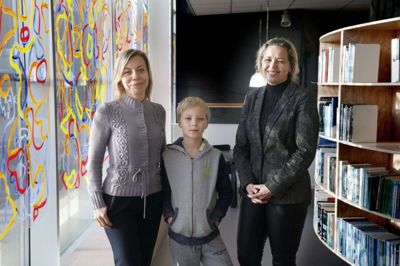 10-årige Andrij er sammen med sine to brødre Evgenij på 8 år og Peter på 15 år begyndt på Snejbjerg Skole, efter at deres mor Olga Dekanenko (t.v.) tog beslutningen om at flygte fra Ukraine til Danmark. På skolen i Snejbjerg får de stor hjælp af læreren Viktoria Jacobsen (t.h.), der selv har en ukrainsk baggrund og derfor kan tale både ukrainsk og russisk. Foto: Henrik Ole Jensen