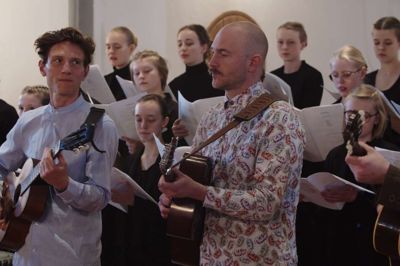 Pigekorets stemmer og seks guitarer tegnede akustiske billeder på Herning Kirkes vægge mandag aften ved en særegen koncert. Foto: Klavs Kehlet Hansen