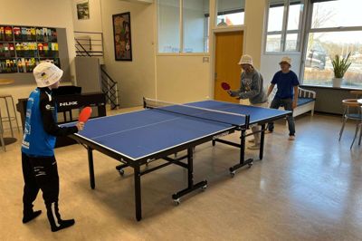 Bordtennis var en af de populære aktiviteter blandt børnene, som måtte finde flere bordtennisbat frem, så der kunne være flere med. Foto: Tobias Tange Jepsen