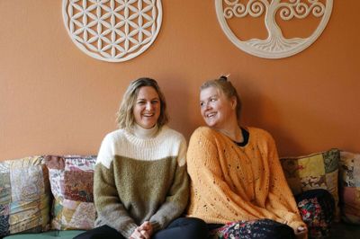 I weekenden inviterer Zinna Lautrup (t.v.) og Janna Egholm Hansen til åbent hus hos Jydeyoga. Janna Egholm Hansen havde ellers besluttet at lukke yogastudiet, men så trådte Zinna Lautrup til med en redningsplan, så nu lever stedet videre. Foto: Henrik Ole Jensen