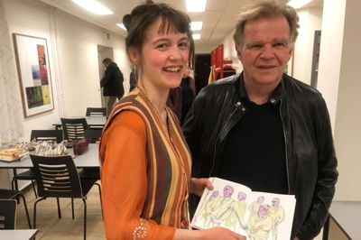 Blandt tilhørerne var Clara Lundsgaard-Leth, som undervejs lod sig inspirere til at lave disse tegninger, som Einar Már Gudmundsson fornøjet signerede ved aftenens afslutning. Foto: Ikast-Brande Bibliotek