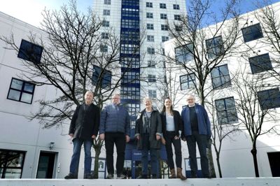 Der er brug for at koordinere indsatsen i forhold til de flygtninge, der kommer til Herning Kommune. Den står Frivilligcenter Herning for i samarbejde med Røde Kors, Lions Club og kommunen. Fra venstre: Egon Bjørn Andersen (Lions), Knud Hedelund (Lions), Thea Madsen (Røde Kors), Louise Ladegaard Bro (Frivilligcenter Herning) og Gert N.S. Jensen (Lions). Foto: Henrik Ole Jensen