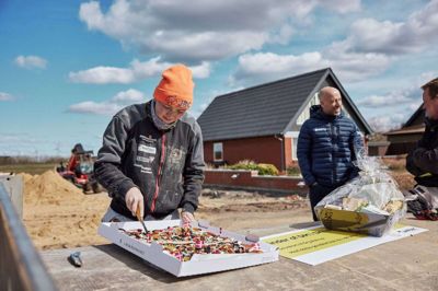 Gry Astrup vandt i 2021 DM i Skills for murerlærlinge. Nu træner hun til DM 2022, og håber på en plads i VM i Shanghai til efteråret. I forrige uge blev hun overrasket med kagemand fra Saint-Gobain Weber, der er det firma, der sponserer hendes vej til både DM og VM i 2022. Foto: PR-foto