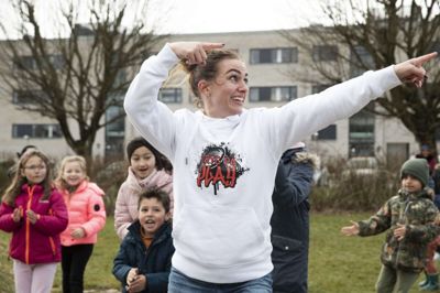 Danseinstruktøren Isabelle Rodrigues havde taget alle de bedste dansestilarter med til Sønderparken i Ikast. Alt fra aerobic til den gode, gamle stopdans var på programmet - til stor glæde for danserne. Foto: Malene Tswai