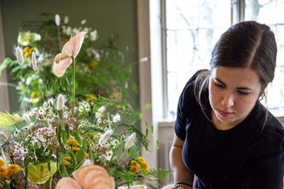 Der er blomster i lange baner på Herningsholm Museum i de kommende dage. Her er florist Alberte Hammer i gang med at arangere. Foto: Maja Theodoraki