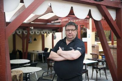 Restauratør Kristian Wittenkamp fra City Cafe’en i Fonnesbechsgade må ikke længere drive stedets gårdhave med den nuværende indretning. Den skal rives ned, fordi halvtagene er ulovlige. Årsagen er klager fra naboerne, som har anmeldt værtshuset til Herning Kommune. Foto: Malene Tswai