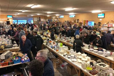 Loppemarkedet i Kibæk, hvor der blev samlet ind til Ukraine, blev et tilløbsstykke. Foto: Privatfoto
