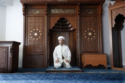 Imamen i moskeen i Ikast er udsendt og betalt af den tyrkiske stat. Han hedder Mucahit Buz og holder hver dag bøn i moskeen og vejleder også muslimerne over telefonen. Foto: Henrik Ole Jensen