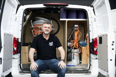 Det er tungt grej, gulvslibere som Niels Viggo Christiansen fra Pro Gulvafslibning A/S arbejder med. Resultatet bliver et helt nyt udseende til overfladen, hvad enten det er gulve, trapper eller bordplader. Foto: Malene Tswai