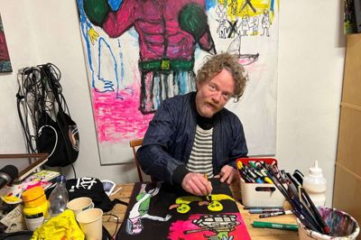 I et lille kælderrum uden vinduer udfolder den 44-årige multikunstner Flemming »Slagger« Lund sit kreative talent. Han håber dog på en opgradering til et kælderrum med vinduer, når et af de to øvrige kælderrum engang bliver ledige. Foto: Marianne R. Eskildsen