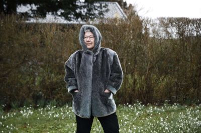 Gudrun Wiwe er oprindelig svensk, men har de seneste mange år boet i Snejbjerg og været tilknyttet Herning Bibliotekerne i godt 40 år. »Som én, der er vokset op i Sverige, har en lidt anden sprogtone, men føler sig dansk efter mange år her, kan jeg måske godt i hverdagen føle, at jeg ikke hører helt til nogen steder. At jeg på en måde ofte står lidt udenfor og kigger ind. Men når jeg rejser, føler jeg mig sjovt nok hjemme alle steder«, funderer hun om følelsen af »at være fremmed« og »hjemme« i verden. Foto: Malene Tswai