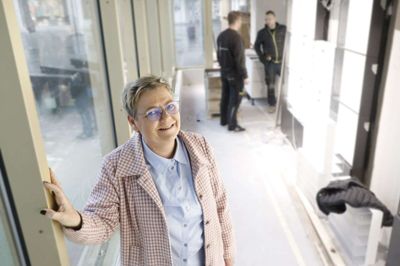 Butikschef Aase Tanderup foran det, der bliver optikerens »solbrille-væg«. Lige nu er håndværkere i gang med at sætte lokalerne i stand, inden de mange brillestel kan rykke ind. Foto: Henrik Ole Jensen