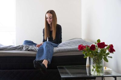 14-årige Freja Lund er ramt af en funktionel lidelse, der blandt andet gør, at hun er blevet blind på sit højre øje og også har mistet store dele af synet på det venstre øje. Måske kender flere til historien om folketingspolitiker Jacob Mark (SF), der også stort set mistede synet på grund af en belastningsreaktion som en funktionel lidelse er .Foto: Jakob Stigsen Andersen