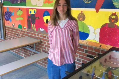 Ukrainske Anastasiia Matsiuk, der i forvejen går på Aulum-Hodsager Skole, vil gerne hjælpe de nyankomne elever med sproget. Foto: Mathias Guldberg